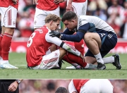 萨卡赛后把球鞋都送给了球迷